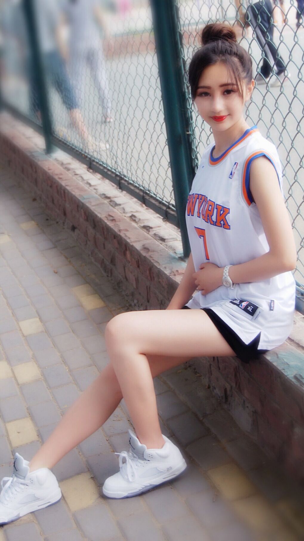 《英雄联盟跨洲赛场，巅峰对决火花四溅》