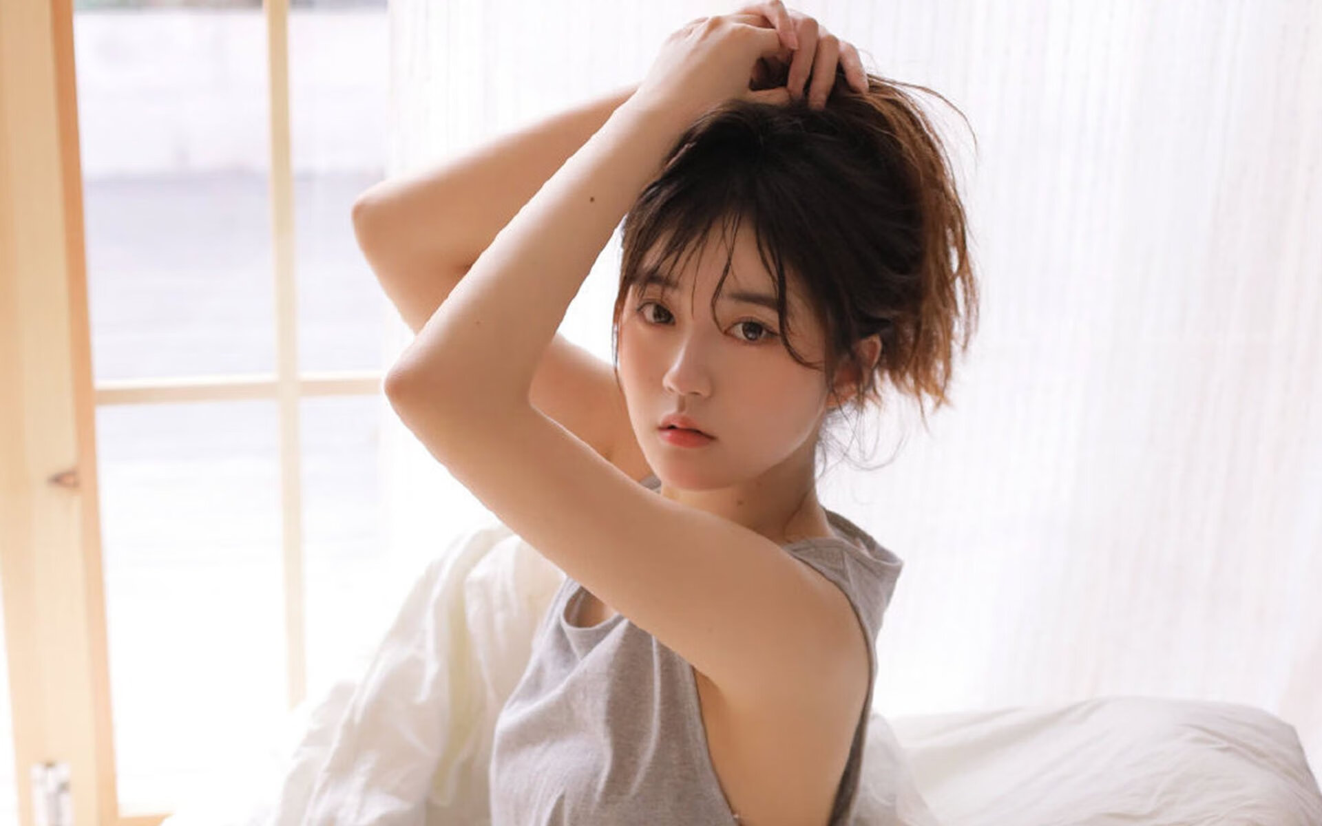 《英雄联盟跨洲赛场，巅峰对决火花四溅》